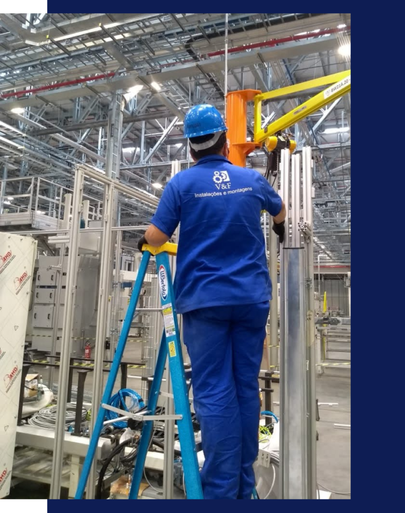 imagem de um homem realizando uma instalação na industria